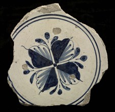 Fragment majolica plate, blue on white, with four-leaf motif in the middle, plate dish crockery holder soil find ceramic