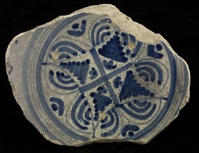 Fragment majolica plate, blue on white, with plume motif or brush strokes, plate dish crockery holder soil find ceramic