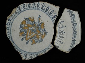 Fragments majolica dish, blue on white, details with yellow, coat of arms, signed, plate dish crockery holder soil find ceramic