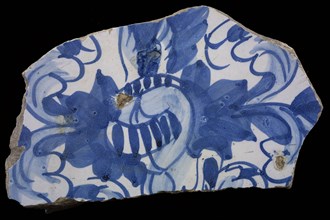 Fragment majolica dish, blue on white, heraldic image, plate dish crockery holder earth discovery ceramics pottery glaze