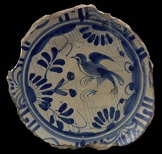 Fragment majolica dish, blue on white, Chinese garden with bird, rim in Wanli style, dish tableware holder majolica soil finds