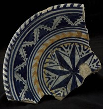 Fragment majolica dish, in the middle an eight-pointed star, polychrome, dish crockery holder soil find ceramic earthenware