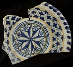 Fragment majolica dish, in the middle an eight-pointed star, blue and yellow, dish crockery holder earth discovery ceramics