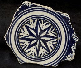 Fragment majolica dish, blue on white, eight-pointed star, thin yellow circle line, dish crockery holder soil find ceramic
