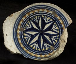 Fragment majolica bowl, blue on white, polychrome, in the middle eight-pointed star, bowl dish tableware holder soil find