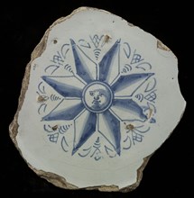 Fragment majolica dish, blue on white, in the middle eight-pointed star with face, dish crockery holder soil find ceramic