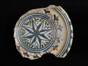 DG, Fragment majolica bowl, polychrome, in the middle eight-pointed star, signed, bowl tableware holder majolica soil find