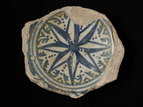 SK?, Fragment majolica bowl or plate, polychrome, eight-pointed star, signed, bowl plate crockery holder soil find ceramic