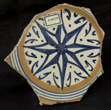 Fragment majolica dish, blue and orange on white, in the middle eight-pointed star, dish crockery holder soil find ceramic