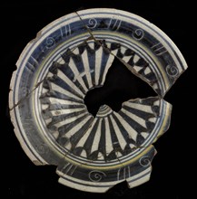 Majolica dish, round-and-white blue and white fan motif, polychrome, sgraffito over the edge, dish crockery holder soil find