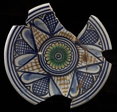 Majolica dish, polychrome, in the middle of green rosette, five-pointed star-shape over the edge, dish crockery holder soil find
