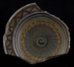 Fragment of the majolica salt bowl, polychrome, in the middle of rosette, large serrated edge on the edge, salt bowl salt barrel