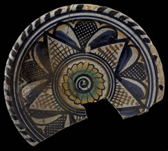 Majolica dish polychrome, with rosette and star in the middle, cable edge, plate crockery holder soil find ceramic earthenware