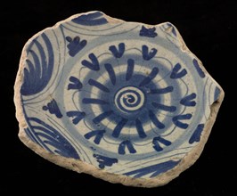 Fragment majolica dish or bowl, blue on white, with rosette in the middle, dish plate bowl crockery holder soil find ceramic