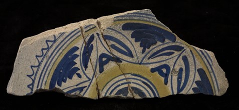 Fragment majolica dish, polychrome, concentric circles and leaf motifs, plate crockery holder soil find ceramic earthenware
