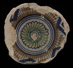 Fragment majolica dish, polychrome, concentric circles containing rosette, plate crockery holder soil find ceramic earthenware