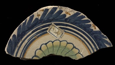 Fragment majolica dish, polychrome, concentric circles with rosette in it, plate crockery holder soil find ceramic earthenware