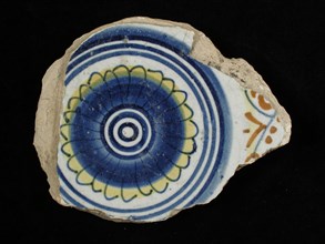 WJ, Fragment majolica dish, polychrome, rosette, signed, plate crockery holder soil find ceramic earthenware glaze, Cooked