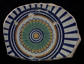 Fragment majolica dish; polychrome, rosette and fan motif over the edge, plate crockery holder soil find ceramic earthenware