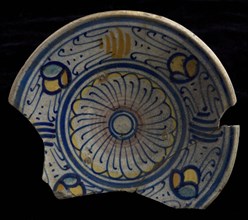 Majolica dish, polychrome, rosette and three-lobed figures in the rim, plate crockery holder soil find ceramic earthenware glaze