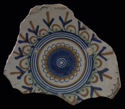 Fragment majolica dish; polychrome, concentric circles containing rosette, plate crockery holder soil find ceramic earthenware