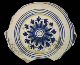 Fragment majolica dish, yellow and blue on white, rosette, cable edge, plate crockery holder soil find ceramic earthenware glaze
