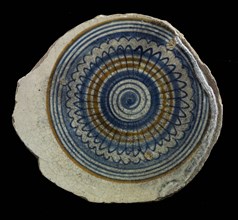 Fragment majolica dish, rosette, in the middle rosette and concentric circles, dish plate tableware holder soil find ceramic
