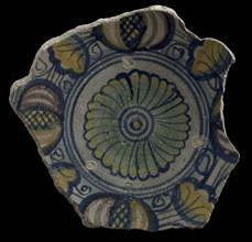 Fragment majolica dish, polychrome, in the middle rosette, rim with pomegranates?, plate crockery holder soil find ceramic