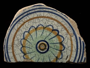 Fragment majolica dish, polychrome, in the middle rosette, surrounded by circles, plate crockery holder soil find ceramic