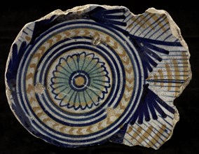 Fragment majolica dish, polychrome, in the middle rosette, cable edge, plate crockery holder soil find ceramic earthenware glaze