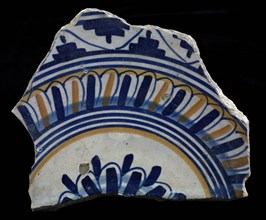 Fragment majolica dish, polychrome, in the middle rosette, plate crockery holder soil find ceramics pottery glaze, baked