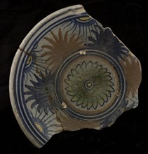 Fragment majolica dish, polychrome, rosette, outside fan-shaped leaf motif, plate crockery holder earth discovery ceramics
