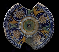 Majolica dish, polychrome, in the middle rosette, surrounded by volutes, cable edge, plate crockery holder soil find ceramic