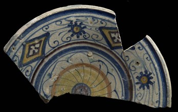 Fragment majolica dish, polychrome, rosette in the middle, diamond pattern in the edge, dish plate crockery holder soil find