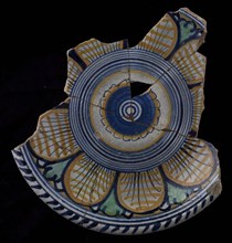 Majolica dish, polychrome, rosette in the middle, one large flower over the entire plate, plate crockery holder soil find