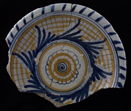 Fragment majolica dish, orange and blue on white, rosette in the middle, cable edge, plate crockery holder soil find ceramic