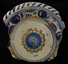 Fragment majolica dish, polychrome, rosette in the middle, rim with winding leaf motifs, dish plate crockery holder soil find