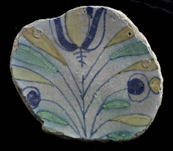 Fragment majolica dish, polychrome, tulip with leaves and buds, plate crockery holder earth discovery ceramic earthenware glaze