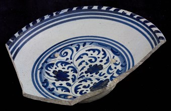 Majolica dish, blue on white, Italian-style tendrils, plate crockery holder soil find ceramic earthenware glaze, majolica Cooked