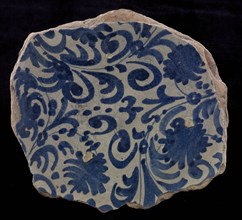 Fragment majolica dish, blue on white, Italian-looking tendrils, plate crockery holder soil find ceramics pottery glaze