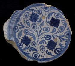 Fragment majolica dish, blue on white, Italian style tendrils on the mirror, plate crockery holder soil find ceramic pottery