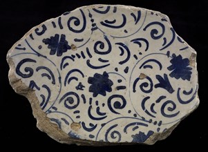 Fragment majolica dish, blue on white, Italian style tendrils on the mirror, plate crockery holder soil find ceramics pottery