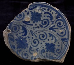 Fragment majolica dish, blue on white, Italian style tendrils on the mirror, plate crockery holder soil find ceramics pottery