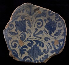 Fragment majolica dish, blue on white, Italian-looking tendrils on the mirror, plate crockery holder soil find ceramic pottery