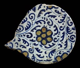 Five fragments of one majolica dish, yellow and blue on white, rankendecor with yellow floral motifs, dish plate crockery holder