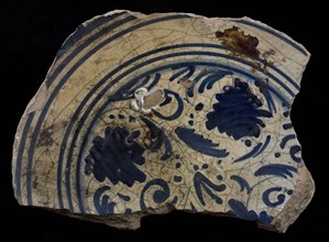 Fragment majolica dish, blue on white, Italian-looking tendrils, plate crockery holder earth discovery ceramics pottery glaze