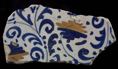Fragment majolica dish, blue on white, details orange, Italian-looking tendrils, plate crockery holder soil find ceramic