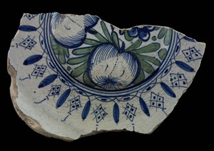 Fragment majolica dish, green and blue on white, grapes and apples on the convex mirror, plate dish tableware holder soil find