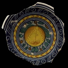 Small majolica dish, polychrome, in the middle of pomegranate, sgraffito over the rim, plate crockery holder soil find ceramic