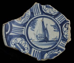 Fragment majolica dish, blue on white, sailing ship, edge in Wanli style, plate dish crockery holder soil find ceramic